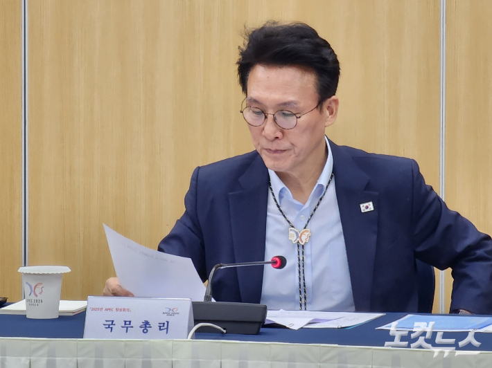 김민석 국무총리가 목에 '경주 APEC 공식 엠블럼 타이'를 매고 관계자의 설명을 듣고 있다. 문석준 기자 