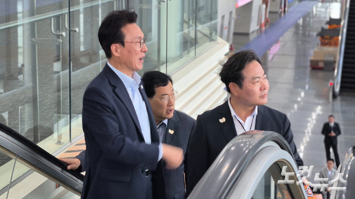 김민석 국무총리가 정상회의장 주변 경관을 살펴보고 있다. 문석준 기자