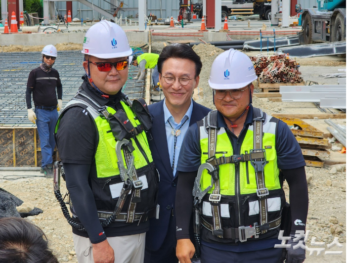 김민석 국무총리가 미디어센터 현장에서 공사 관계자들과 기념사진을 촬영하고 있다. 문석준 기자