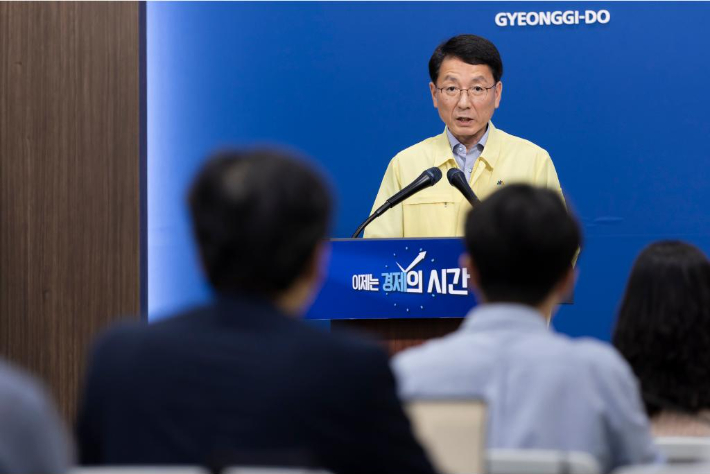 11일 경기도청 브리핑룸에서 김성중 행정1부지사가 경기도 극한 폭염 긴급대책 발표를 하고 있다. 경기도 제공