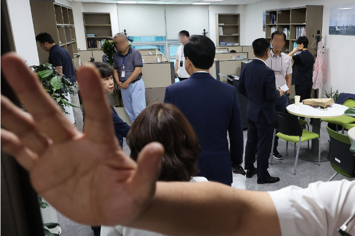 해병특검 압수수색 받은 임종득 의원실 찾은 송언석 원내대표. 연합뉴스