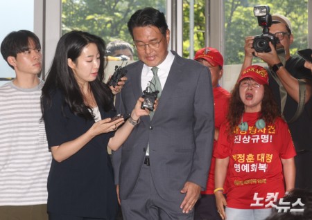 직권남용 권리행사 방해 혐의를 받는 김태효 국가안보실 1차장이 11일 오후 서울 서초구 순직해병 특검 사무실에 피의자 신분으로 조사를 받기 위해 출석하고 있다.