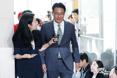 직권남용 권리행사 방해 혐의를 받는 김태효 국가안보실 1차장이 11일 오후 서울 서초구 순직해병 특검 사무실에 피의자 신분으로 조사를 받기 위해 출석하고 있다.