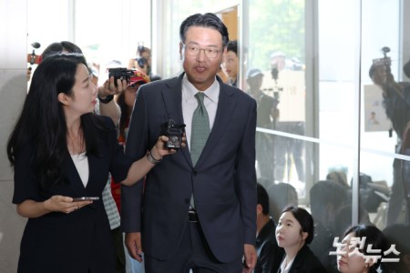 직권남용 권리행사 방해 혐의를 받는 김태효 국가안보실 1차장이 11일 오후 서울 서초구 순직해병 특검 사무실에 피의자 신분으로 조사를 받기 위해 출석하고 있다.