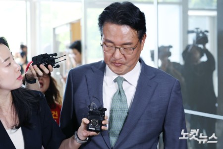 직권남용 권리행사 방해 혐의를 받는 김태효 국가안보실 1차장이 11일 오후 서울 서초구 순직해병 특검 사무실에 피의자 신분으로 조사를 받기 위해 출석하고 있다.