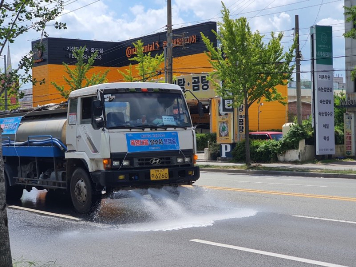 도로 살수 작업. 포항시 남구청 제공
