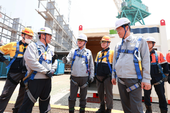 HD현대 권오갑 회장, HD현대중공업 이상균, 노진율 사장 등 회사 경영진이 지난 6월 18일(수) HD현대중공업에서 혹서기 대비 휴게시설 점검을 실시했다. HD현대 제공