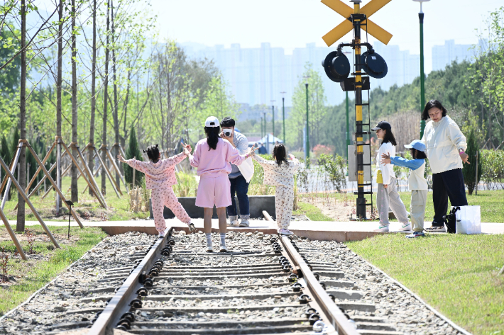 울산 북구가 주최한 제1회 울산숲 걷기행사 참가한 가족이 기념 촬영을 하고 있다. 울산북구청 제공