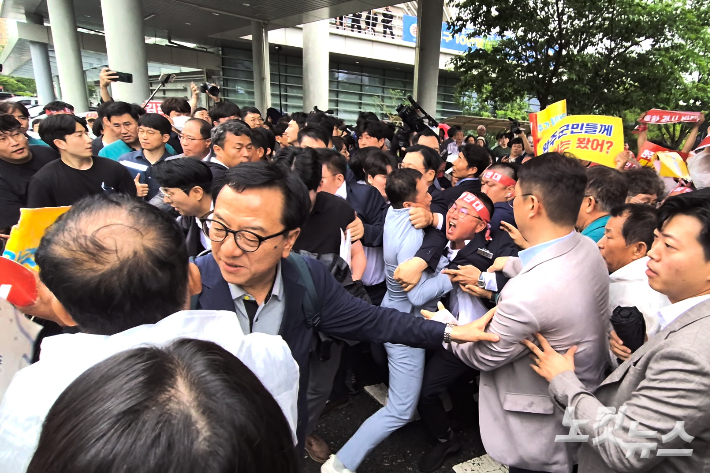 지난 6월 25일 완주군청. 완주군의회 유의식 의장 등 반대단체 완주군민들이 김관영 전북도지사의 차량을 막고 있다. 송승민 기자