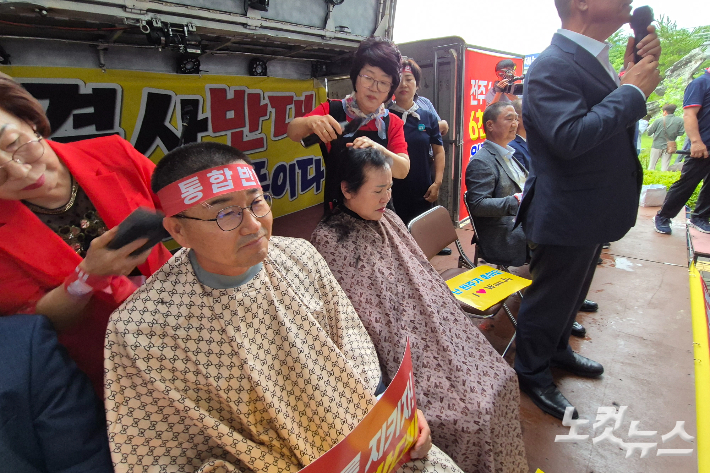 6월 25일 오전 완주군청 앞. 통합반대 삭발식에 참여한 완주군의회 유의식 의장과 이경애 의원. 송승민 기자