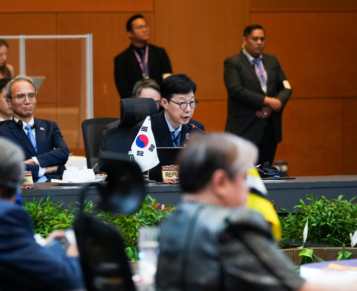 말레이시아 쿠알라룸푸르 컨벤션센터에서 10일 열린 '아세안+3(한중일)' 외교장관회의에 참석한 박윤주 외교차관이 발언을 하고 있다. 외교부 제공