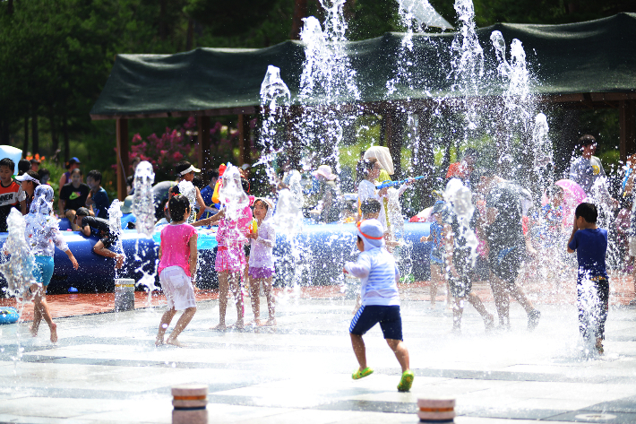 울진 왕피천공원 주광장 바닥분수에서 아이들이 뛰어놀고 있다. 울진군 제공