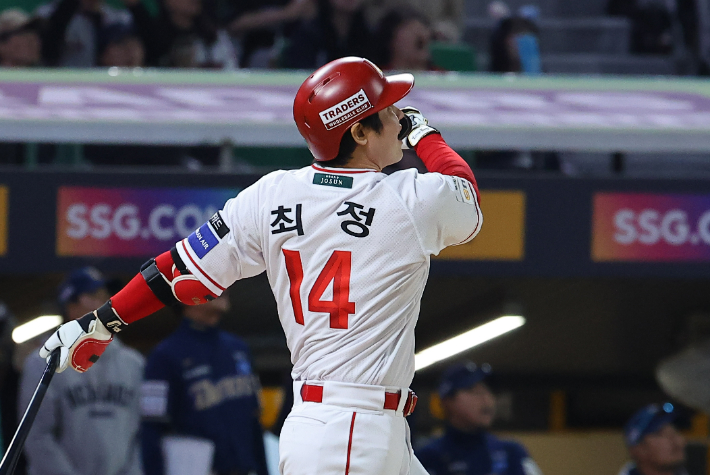 'KBO 첫 500홈런 타자' SSG 최정, 햄스트링 불편해 홈런 더비 결장