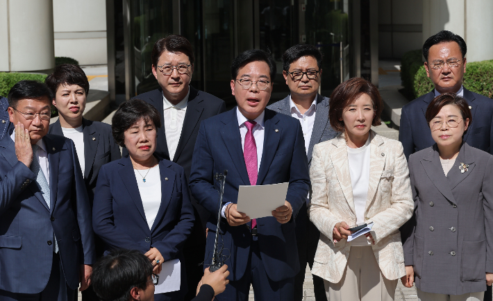 채상병 사건 수사방해 의혹을 수사하는 이명현 순직해병특검팀이 국민의힘 임종득 의원실을 압수수색 중인 11일 국민의힘 송언석 비상대책위원장 겸 원내대표가 서울 서초구 서울중앙지방법원을 항의 방문해 발언하고 있다. 연합뉴스