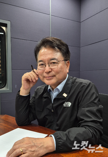 강원CBS.강원영동CBS 시사프로그램 <최진성의 위클리오늘>에 출연한 육동한 춘천시장. 강민주 PD