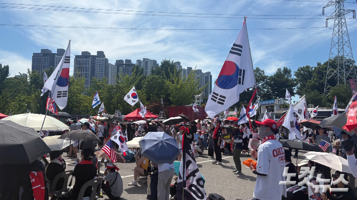 땡볕 아래서 "석방하라"…서울구치소 모인 尹 지지자들