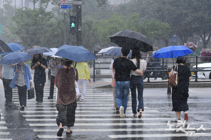 우산을 쓴 시민들이 발걸음을 재촉하고 있다. 류영주 기자