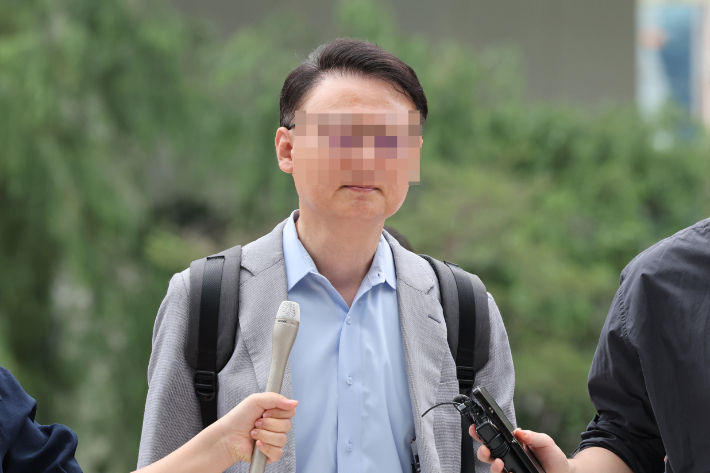 자본시장법상 부정거래행위 등 혐의를 받는 웰바이오텍 전 대표 구모씨가 13일 윤석열 전 대통령 배우자 김건희 씨와 관련한 의혹들을 수사하는 민중기 특별검사팀 사무실이 마련된 서울 종로구 KT광화문빌딩으로 출석하고 있다. 연합뉴스