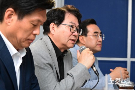 이재명 정부 인수위원회 역할을 맡아 출범한 지 한 달을 맞은 국정기획위원회의 이한주 위원장이 13일 오후 서울 종로구의 한 카페에서 기자간담회를 열고 모두발언을 하고 있다.