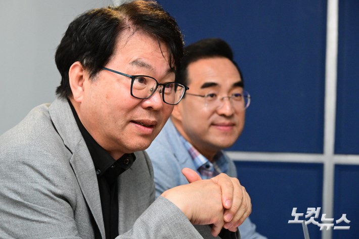 이재명 정부 인수위원회 역할을 맡아 출범한 지 한 달을 맞은 국정기획위원회의 이한주 위원장이 13일 오후 서울 종로구의 한 카페에서 기자간담회를 열고 모두발언을 하고 있다.