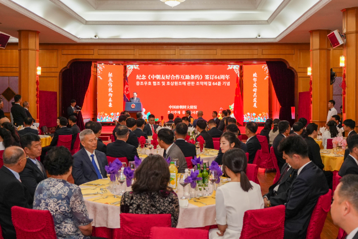 북한과 중국 관계가 회복 조짐을 보이는 가운데 9일 평양에서 북중우호조약 체결 64주년 기념 연회가 열렸다. 연합뉴스