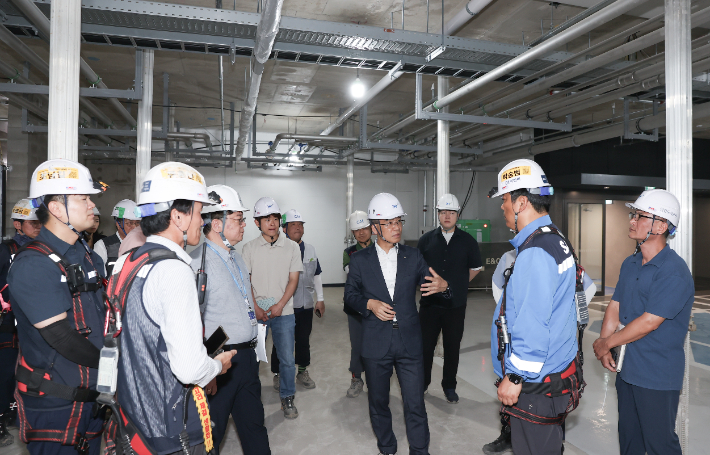 류윤기 iH 사장 등이 공사 현장을 점검하고 있다. 인천도시공사 제공
