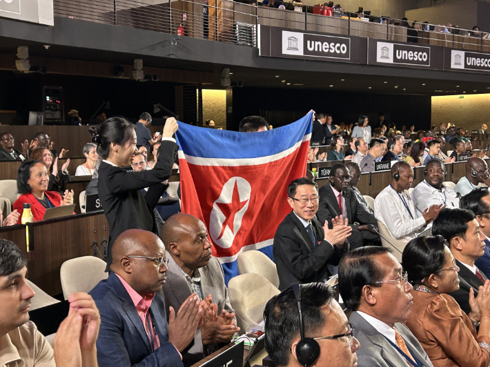 인공기 펼쳐든 북한 대표단. 연합뉴스
