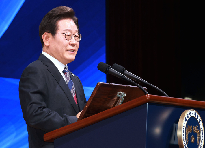 李대통령 "민주주의가 밥 먹여준다는 사실 증명해야"