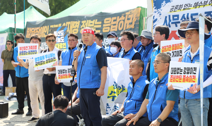 9일 오후 국회 앞에서 삭발을 마치고 단식농성에 돌입한 윤병철 국가공무원노조 해양수산부지부장이 발언하고 있다. 국가공무원노조 제공