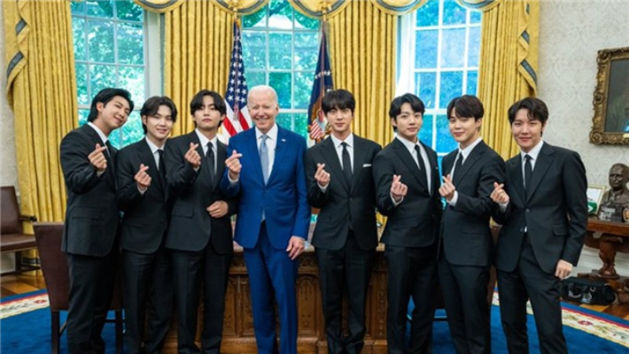 미국 워싱턴DC 백악관에 아시아인 혐오 범죄에 대한 대응을 논의하기 위해 초청된 방탄소년단(BTS)이 조 바이든 전 미국 대통령과 기념 촬영하고 있다. 연합뉴스