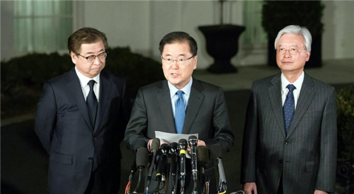 대통령실 정의용 전 국가안보실장이 미국 워싱턴 백악관 웨스트윙 앞에서 도널드 트럼프 미국 대통령과의 면담 결과를 발표하고 있다. 왼쪽은 서훈 전 국정원장. 오른쪽은 조윤제 전 주미대사. 연합뉴스