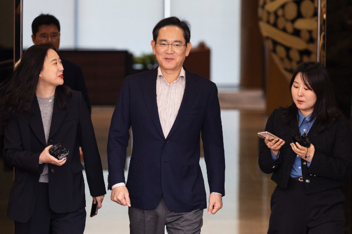 글로벌 재계 모임후 귀국한 이재용 "열심히 하겠다"