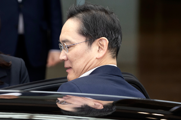 일본 출장을 마친 이재용 삼성전자 회장이 지닌 4월 9일 강서구 서울김포비즈니스항공센터(SGBAC)를 통해 귀국하는 모습. 연합뉴스