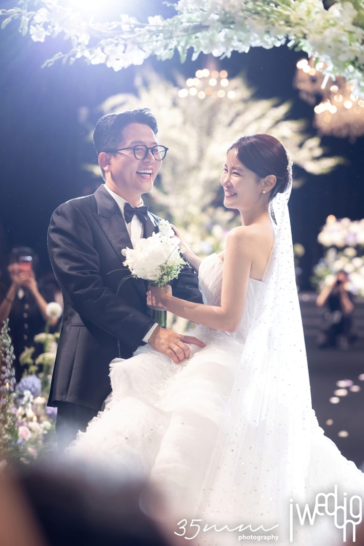 왼쪽부터 김준호, 김지민. 아이웨딩 제공