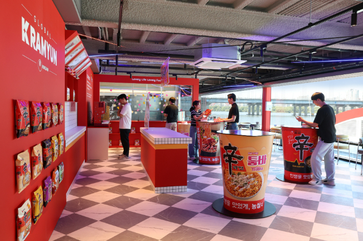 한강버스 선착장 너구리의 라면가게. 농심 제공