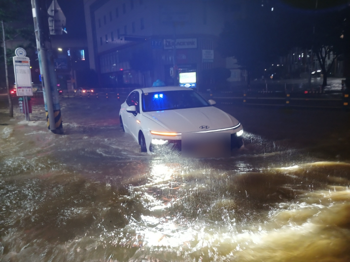 13일 오후 10시 50분쯤 사상구 괘법동의 한 도로가 침수된 모습. 부산소방재난본부 제공 