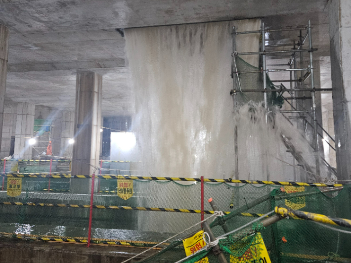 14일 오전 폭우로 부산도시철도 사상~하단선 공사장에 빗물이 들어차는 모습. 부산소방재난본부 제공 