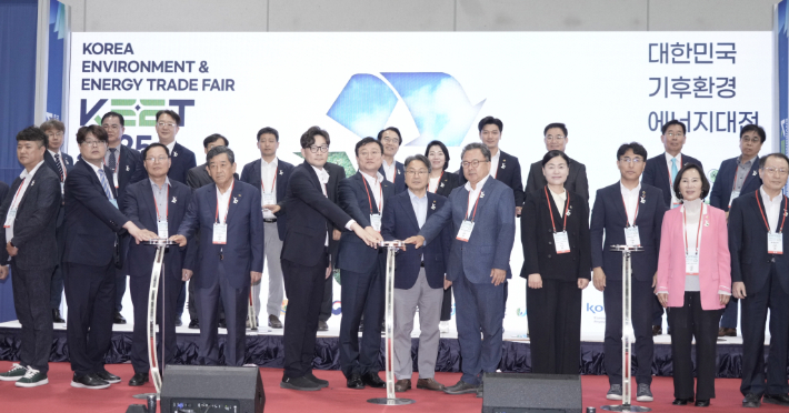 광주광역시는 지난 9일부터 11일까지 김대중컨벤션센터에서 개최한 '2025 대한민국 기후환경에너지대전(KEET 2025)'에 관람객 1만7400명이 다녀가고, 524건의 구매상담 실적을 내는 등 성황리에 폐막했다고 14일 밝혔다. 광주시 제공