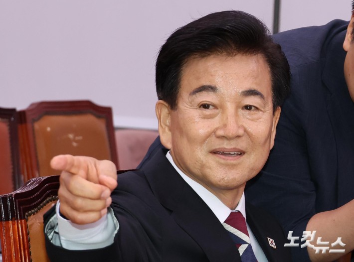 인사청문회장 들어선 정동영 후보자