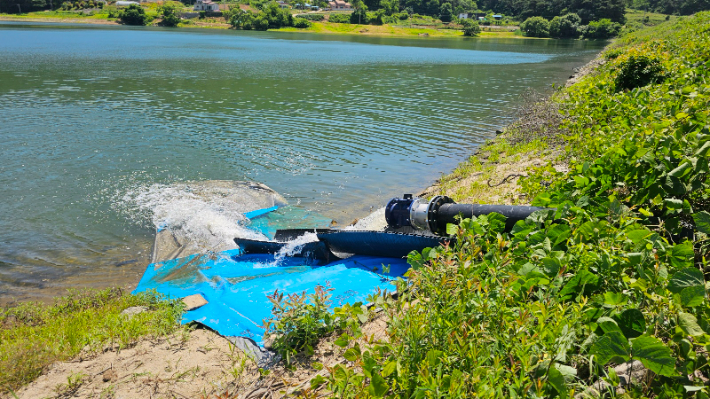 폭염으로 저수율이 떨어진 전남 장성 죽림제에 지하 관정을 통해 양수 작업이 이뤄지고 있다. 전라남도 제공