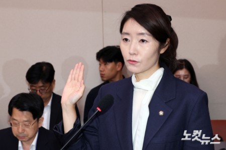 강선우 여성가족부 장관 후보자가 14일 서울 여의도 국회 여성가족위원회에서 열린 인사청문회에서 선서를 하고 있다.