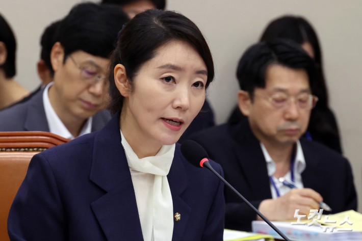 강선우 여성가족부 장관 후보자가 14일 서울 여의도 국회 여성가족위원회에서 열린 인사청문회에서 의원 질의에 답변을 하고 있다.