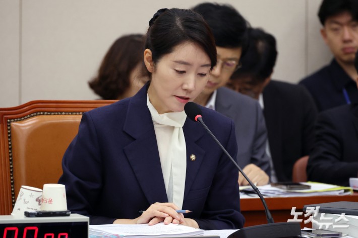 강선우 여성가족부 장관 후보자가 14일 서울 여의도 국회 여성가족위원회에서 열린 인사청문회에서 의원 질의에 답변을 하고 있다.