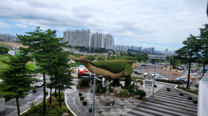 포항역 광장에 조성된 '고래'를 형상화한 꽃탑. 포항시 제공