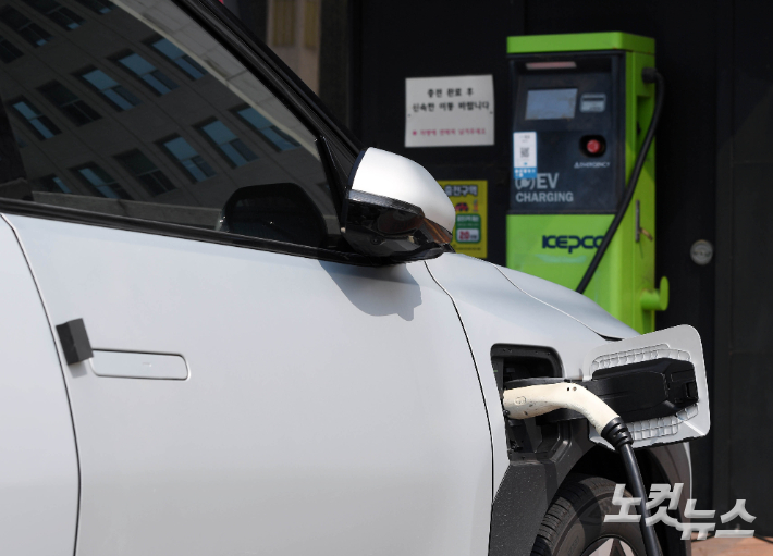 국회 전기차 충전소에서 충전 중인 전기차 모습. 황진환 기자