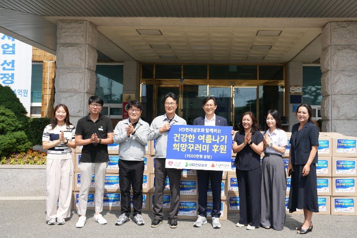 HD현대삼호 서창수 총무부장을 비롯한 직원들이 11일 영암군청을 찾아 우승희 군수에서 가정 간편식 세트를 전달하고 있다. HD현대삼호 제공