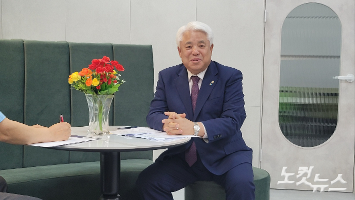 전주상공회의소 김정태 회장이 전주-완주 통합에 대한 기업 설문조사 결과를 설명하고 있다. 도상진 기자