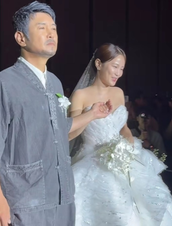 신부 김지민, 동료 김대희 손 잡고 입장…결혼식 하객들 '왈칵'