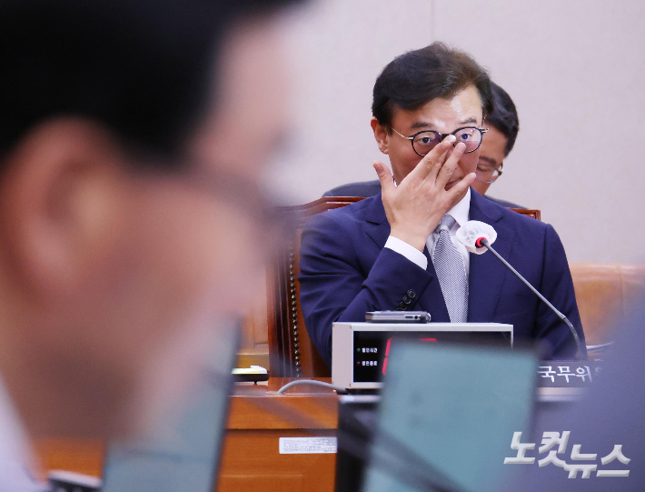 전재수 해양수산부 장관 후보자가 14일 오전 국회 농림축산식품해양수산위원회에서 열린 인사청문회에 출석해 안경을 올려쓰고 있다. 황진환 기자