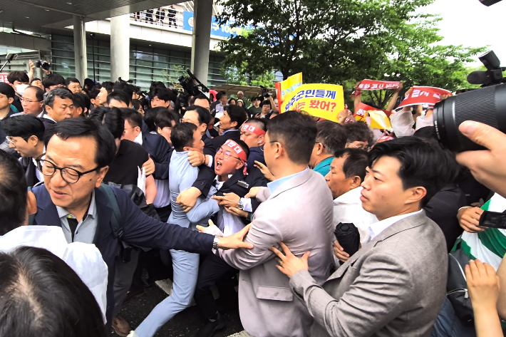 지난 6월 25일 완주군청. 완주군의회 유의식 의장과 반대단체 측의 완주군민들이 김관영 전북도지사의 차량을 막고 있다. 송승민 기자